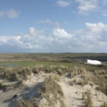 Figuur van het Delta Shelter gebouw in het landschap te zien vanuit het noorden