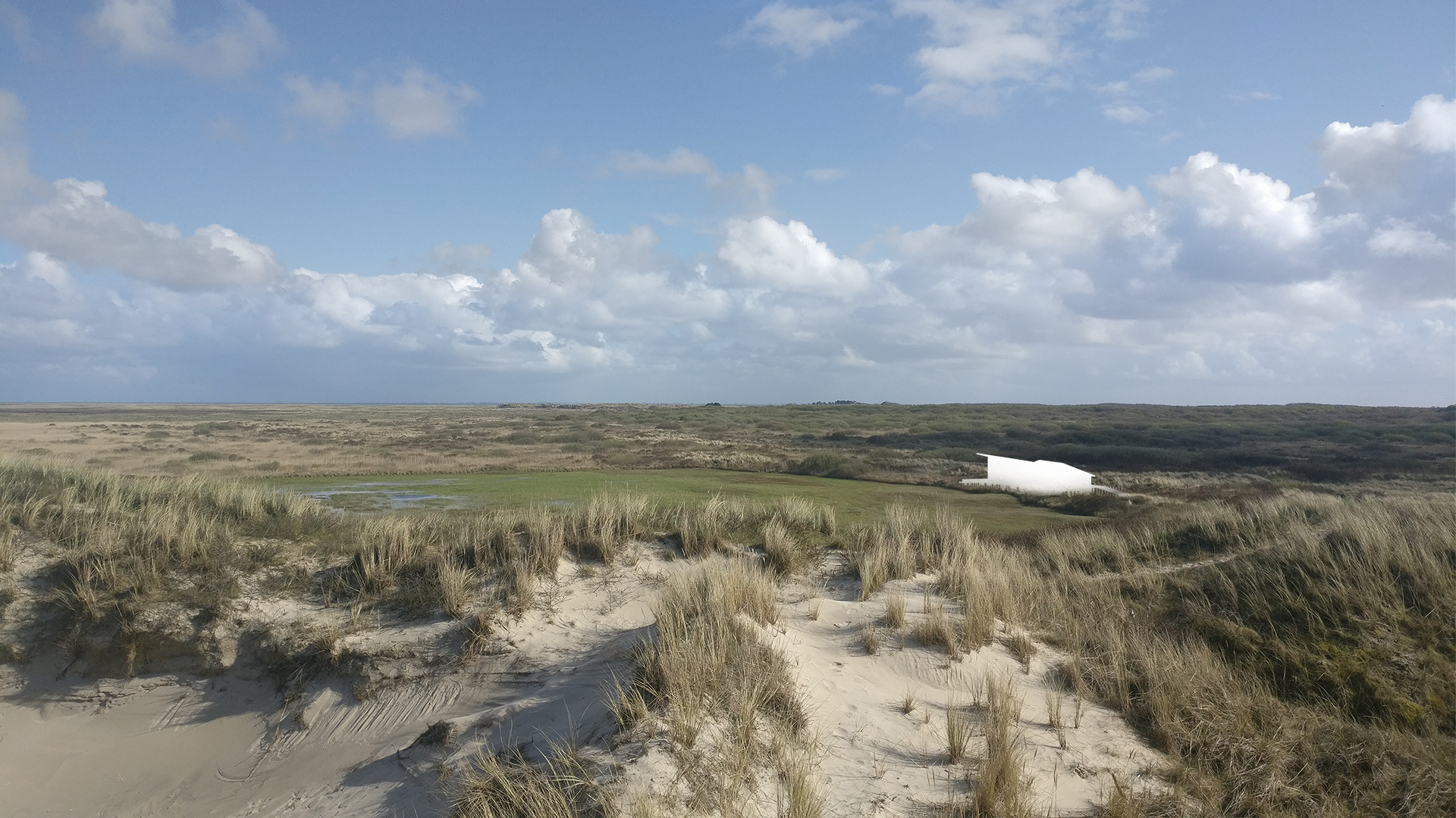 Figuur van het Delta Shelter gebouw in het landschap te zien vanuit het noorden