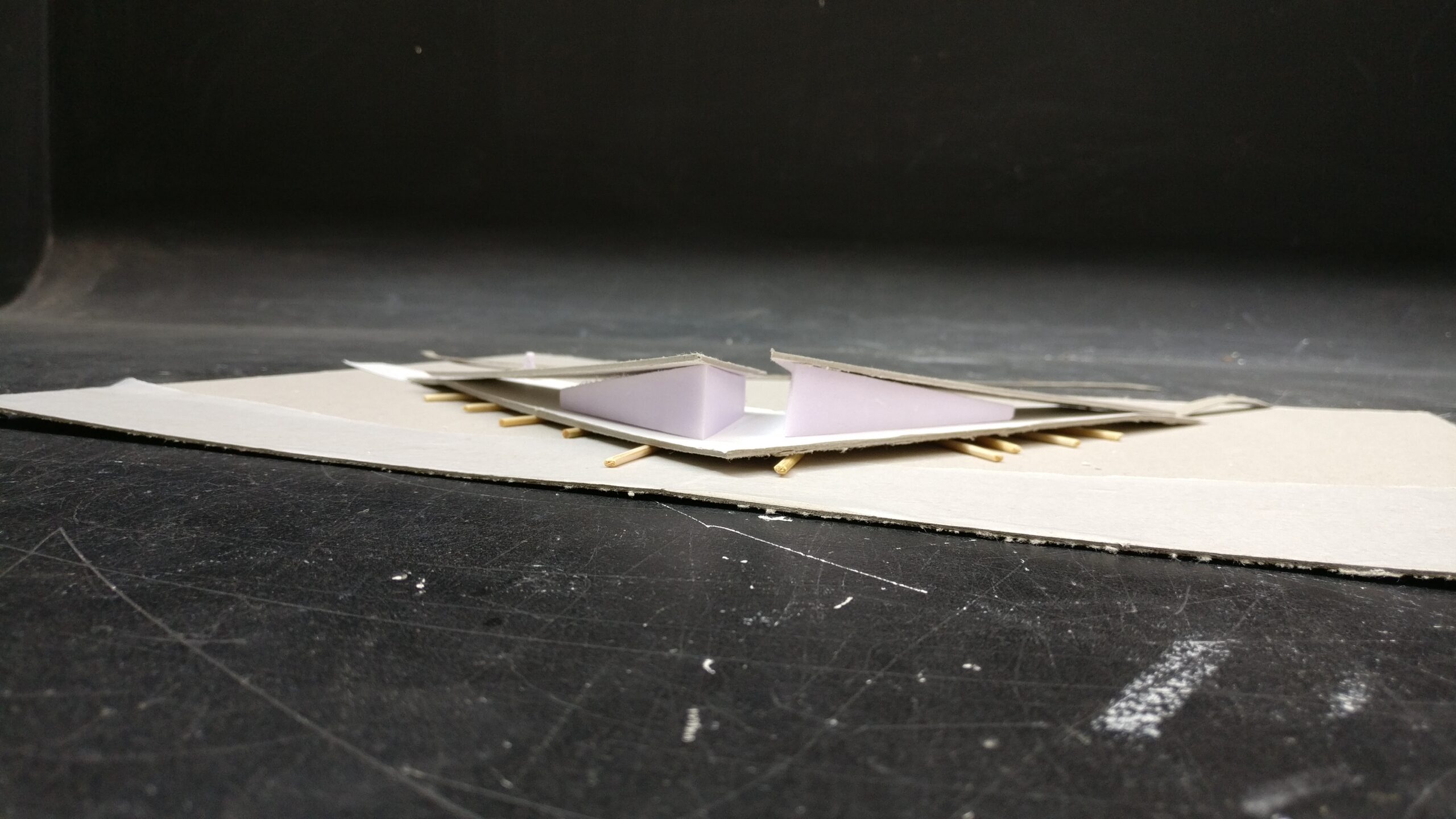 Configuratie 3 Een publieke route op het dak en tussen de gebouwen, bied uitzicht naar het landschap.